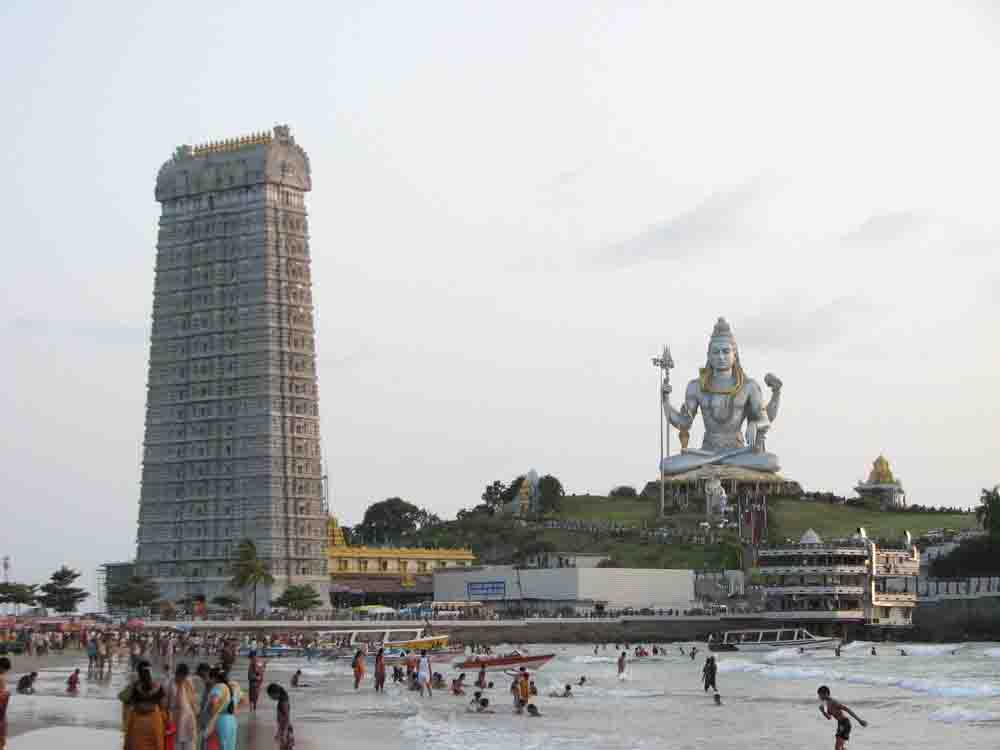 సముద్ర తీరంలో కొలువై ఉన్న 123 అడుగుల ఎత్తైన భారీ శివ విగ్రహాన్ని చూసినప్పుడు మీ కళ్ళు ఆశ్చర్యంతో మెరుస్తాయి. ప్రపంచంలోనే రెండవ అతిపెద్ద శివ విగ్రహం ఇది.