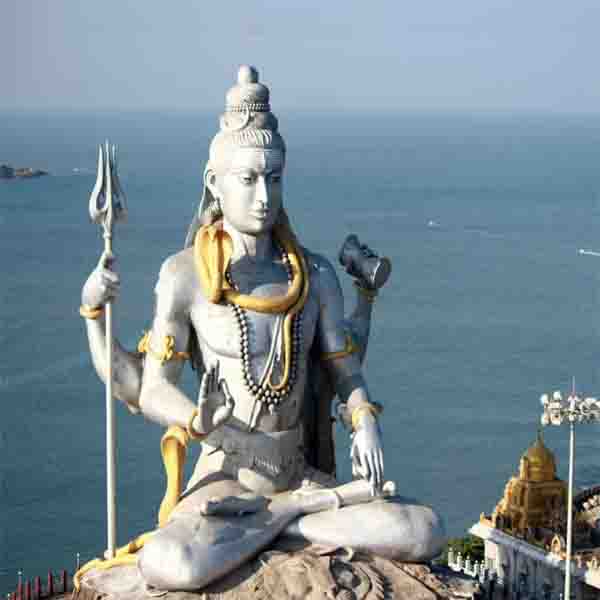 ముద్ర తీరంలో కొలువై ఉన్న 123 అడుగుల ఎత్తైన భారీ శివ విగ్రహాన్ని చూసినప్పుడు మీ కళ్ళు ఆశ్చర్యంతో మెరుస్తాయి. ప్రపంచంలోనే రెండవ అతిపెద్ద శివ విగ్రహం ఇది.